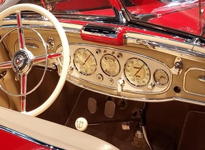 Czy współczesny kierowca dałby radę obsłużyć auto z lat 30.? Wspólny element to klakson w kierownicy