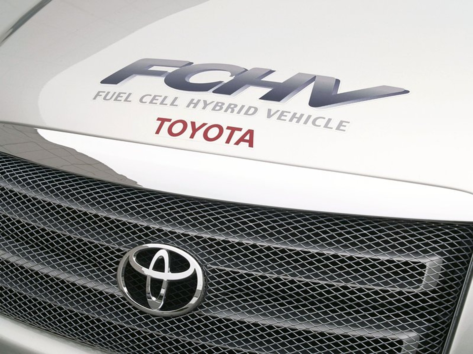 Toyota FCHV: hybryda na lotnisku