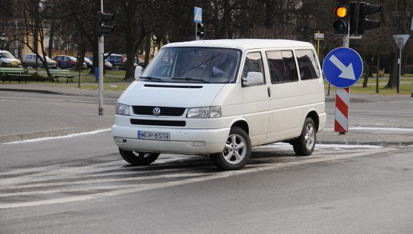 Czy wiesz, co oznacza znak P-21? Ignorując go, możesz dostać mandat albo spowodować wypadek