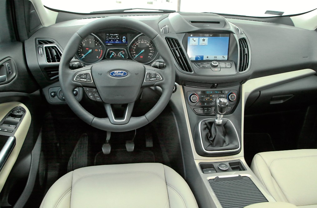 Po liftingu Kuga II zyskała nieco bardziej „amerykański” charakter i odczuwalnie bardziej ergonomiczne wnętrze