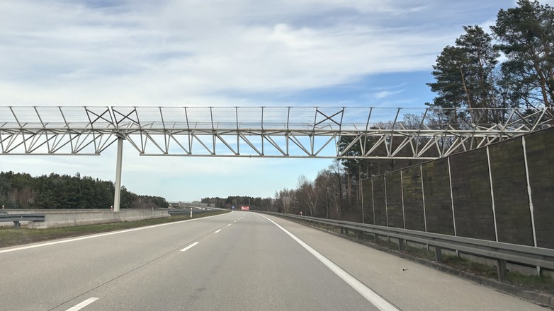 Nietypowe bramownice nad drogą S8 w woj. łódzkim