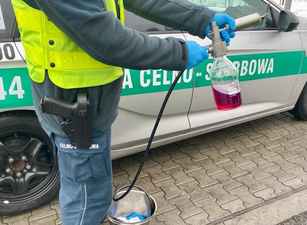 Inspektorzy ITD sprawdzili paliwo w baku. Próbka zabarwiła się na różowo