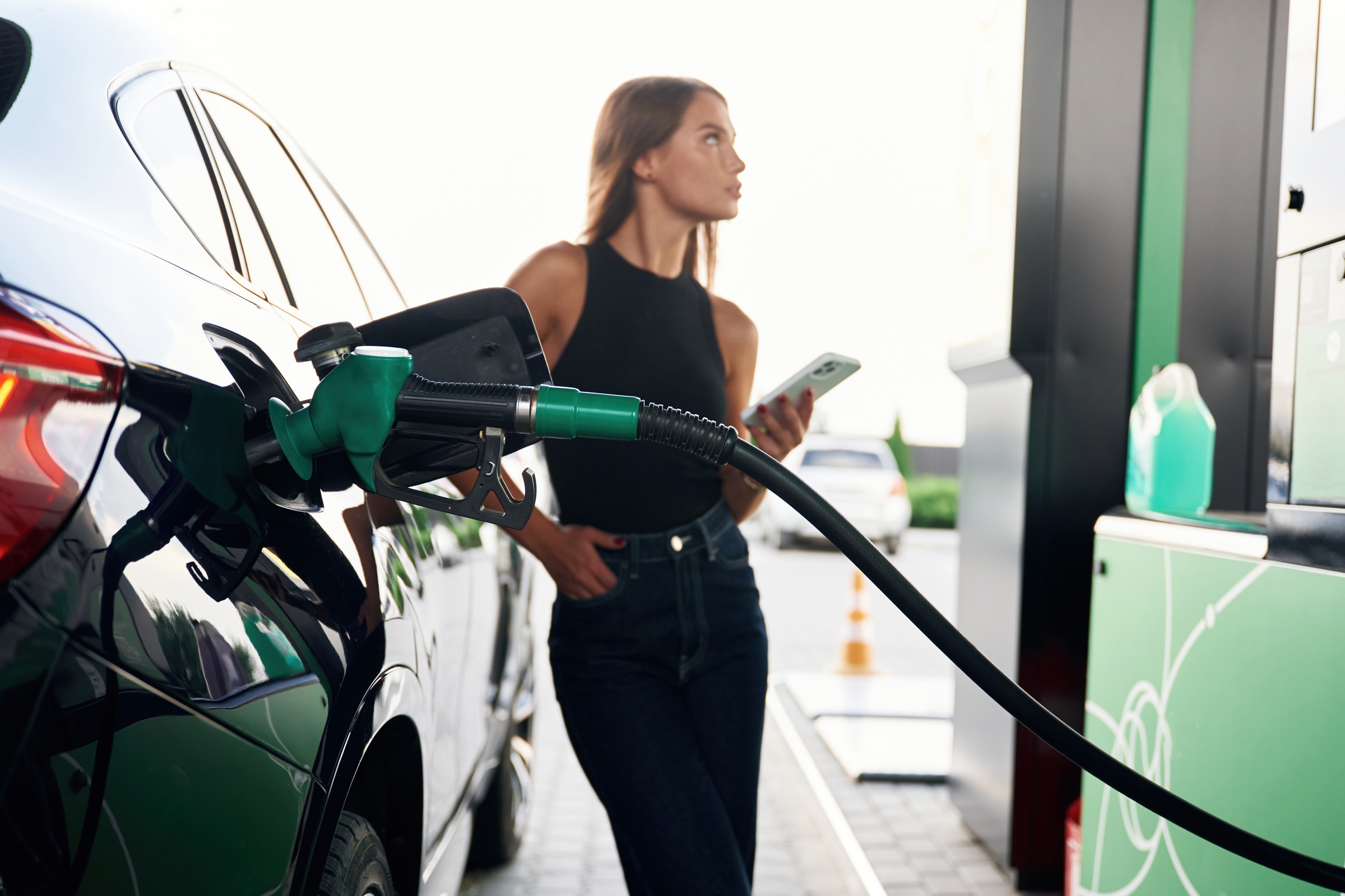 Najczęstsze błędy kierowców na stacjach paliw. Te zachowania irytują wszystkich