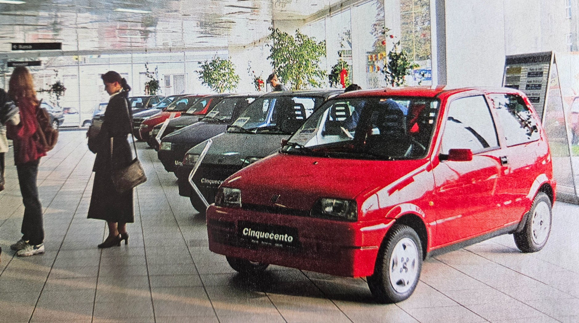 W salonach samochodowych było znacznie skromniej niż dziś. Ci, których nie było stać na auto za gotówkę, mogli skorzystać z "systemu argentyńskiego". Kredytów samochodowych praktycznie nie było!