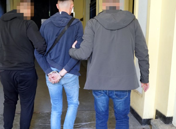 Przypuszczenia policji były słuszne. Wykorzystywał do tego niepozorne auto