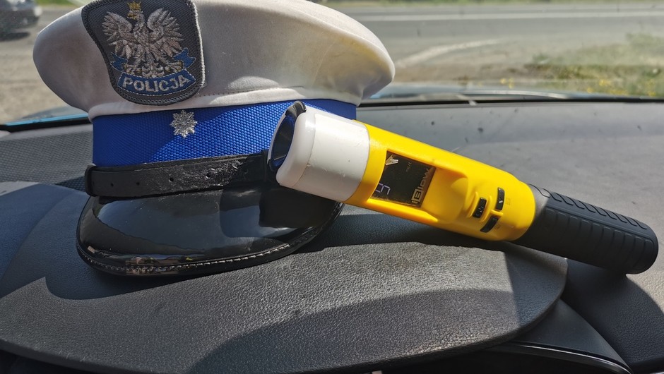 Obraz pochodzący z serwisu https://konin.policja.gov.pl/w10/aktualnosci/253464,WPADL-NA-PRZEKROCZENIU-PREDKOSCI.html
