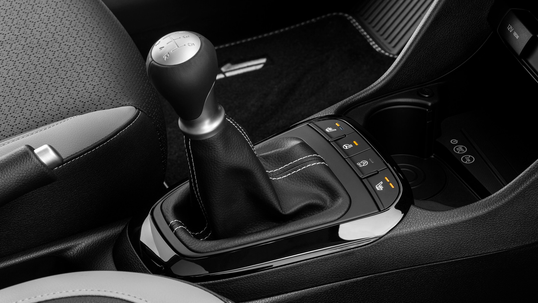 Tak jak przed lifitngiem. 5-biegowy manual lub skrzynia zautomatyzowana