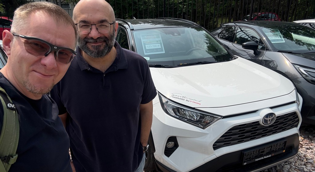 Obejrzeliśmy kilka Toyot RAV4 i jesteśmy wstrząśnięci. Poziom jakości towaru do ceny jest co najmniej zagadkowy