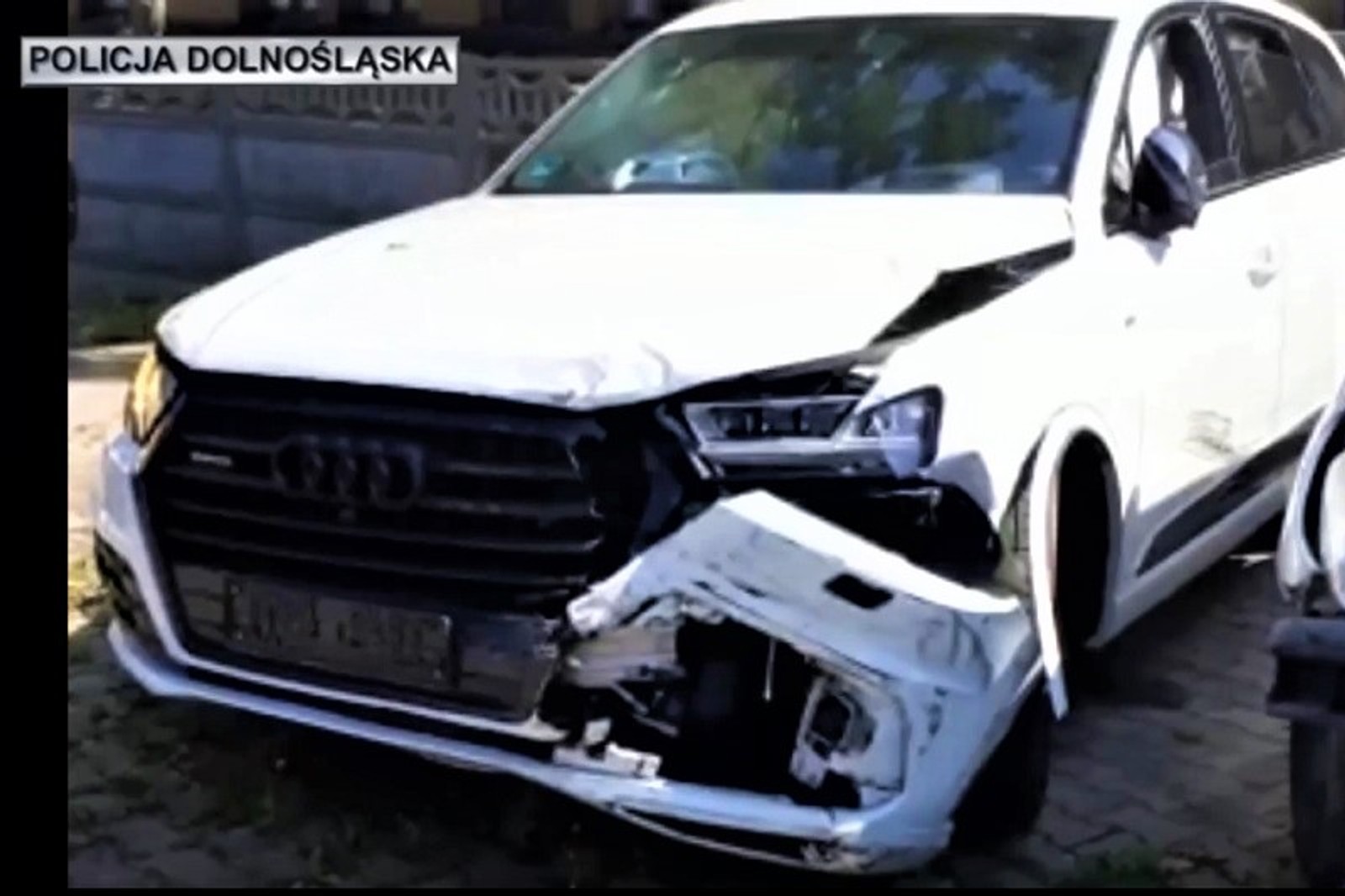 Uszkodzone, skradzione Audi Q7, którym szalał 20-latek