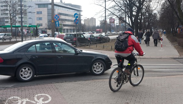 W takiej sytuacji kierowcy samochodu nie wolno zmusić rowerzysty do zwalniania czy zmiany kierunku jazdy. To wymuszenie pierwszeństwa! 