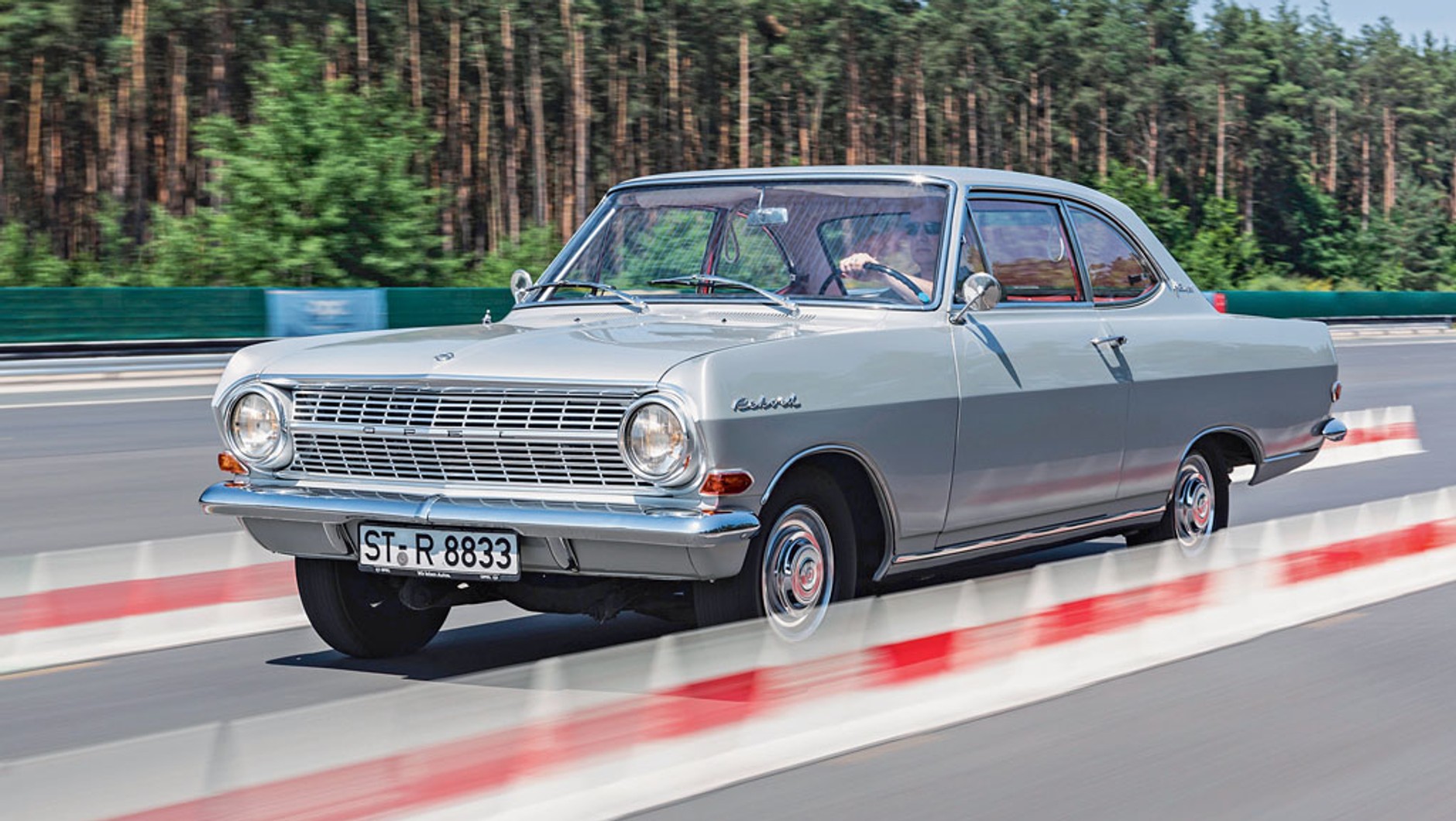 Dużo silnika, mało auta – tak przed 50 laty Opel „przyrządził” swoje pierwsze Gran Turismo.Wynik Rekorda wygląda dobrze, ale auto nie jeździ specjalnie wybitnie. Mimo to Rekord robi wrażenie