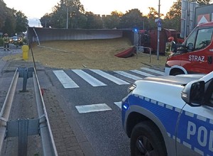 20 ton zboża na ulicy w Ostrołęce. Sprzątanie trwało kilka godzin [ZDJĘCIA]