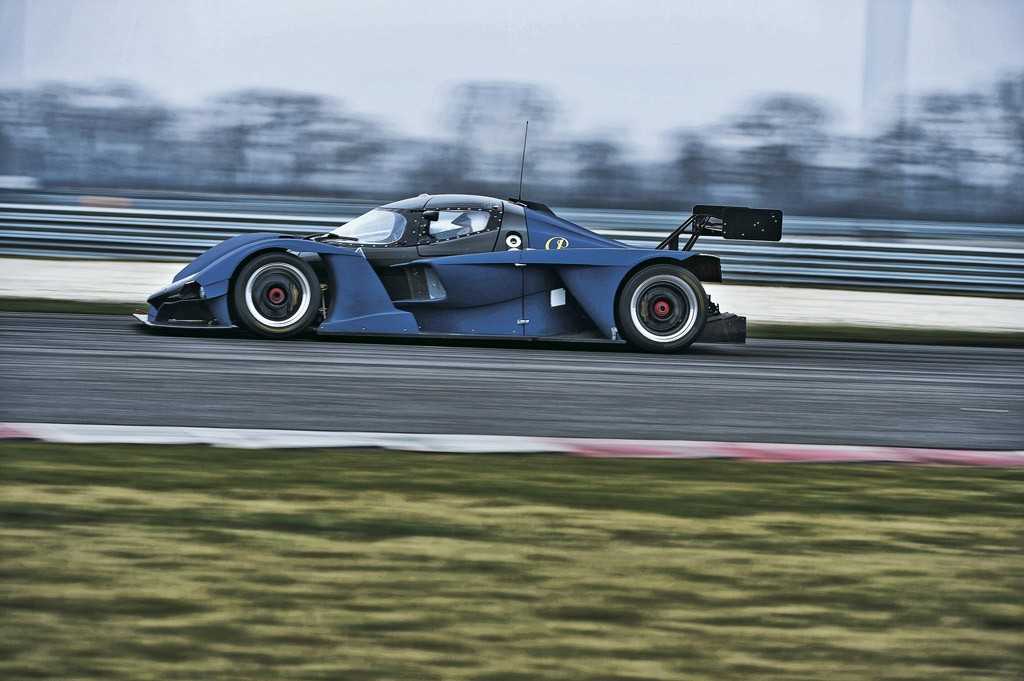 Praga R1 w starciu z Audi R8: diabeł jeździ sobie Pragą