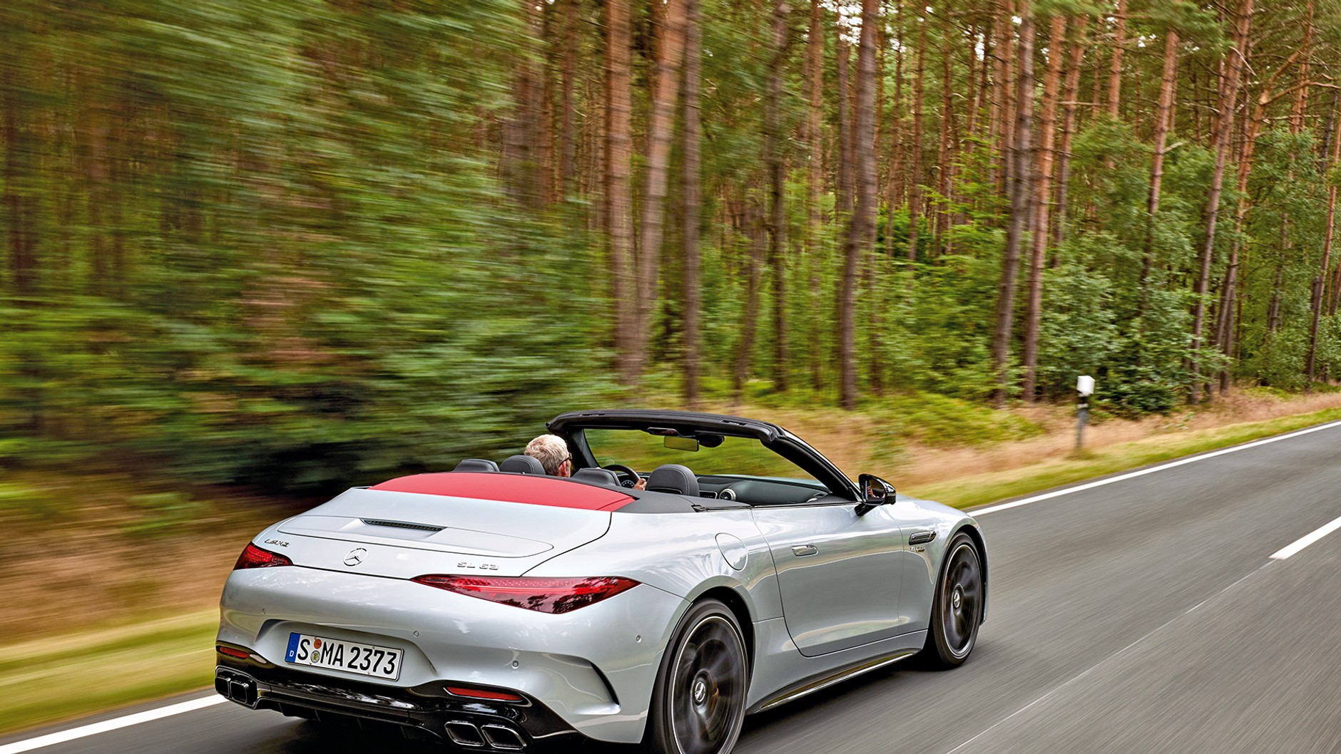 Zaokrąglony i spłaszczony tył, wąskie światła à la klasa S. Cztery kanciaste rury udające wydech, końcówki wydechu są za nimi