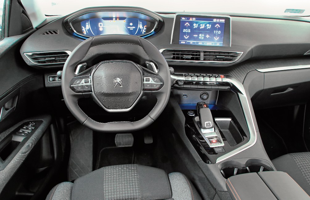 Tzw. i-Cockpit, czyli zestaw przyrządów z zegarami powyżej malutkiej kierownicy, sprawdza się tu lepiej niż w modelu 2008