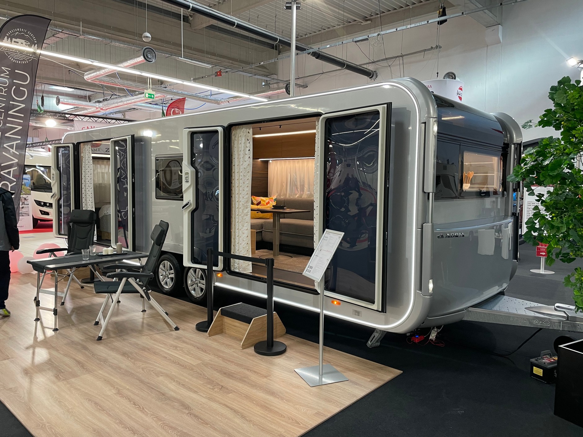 Przyczepa Adria dla lubiących bliski kontakt z otoczeniem.