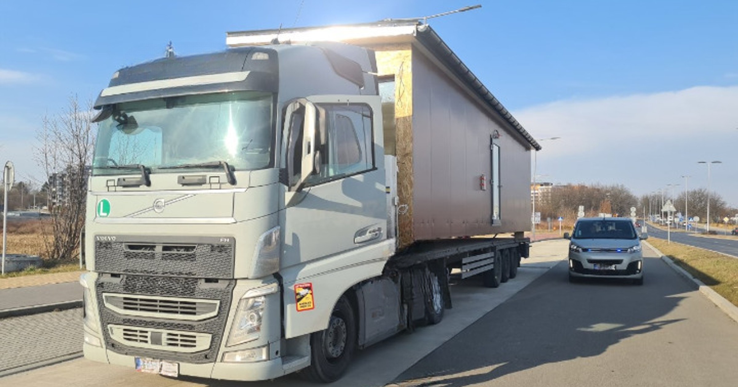 Kontrola transportu domku kontenerowego przez ITD