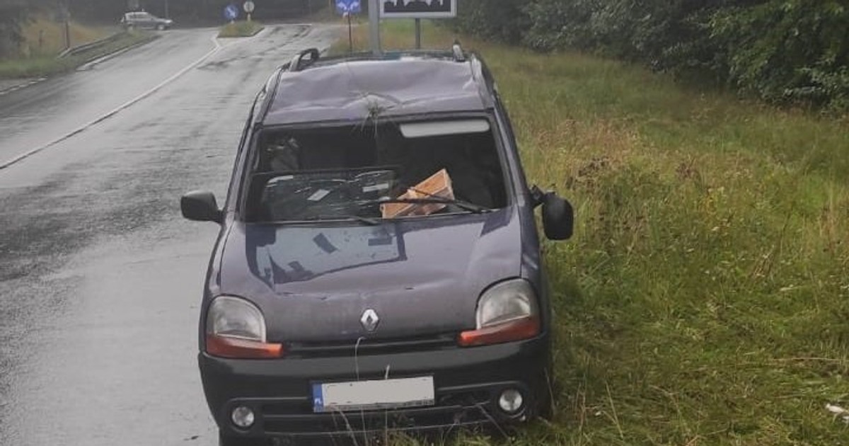 Kierowca po dachowaniu próbował wręczyć policjantom łapówkę