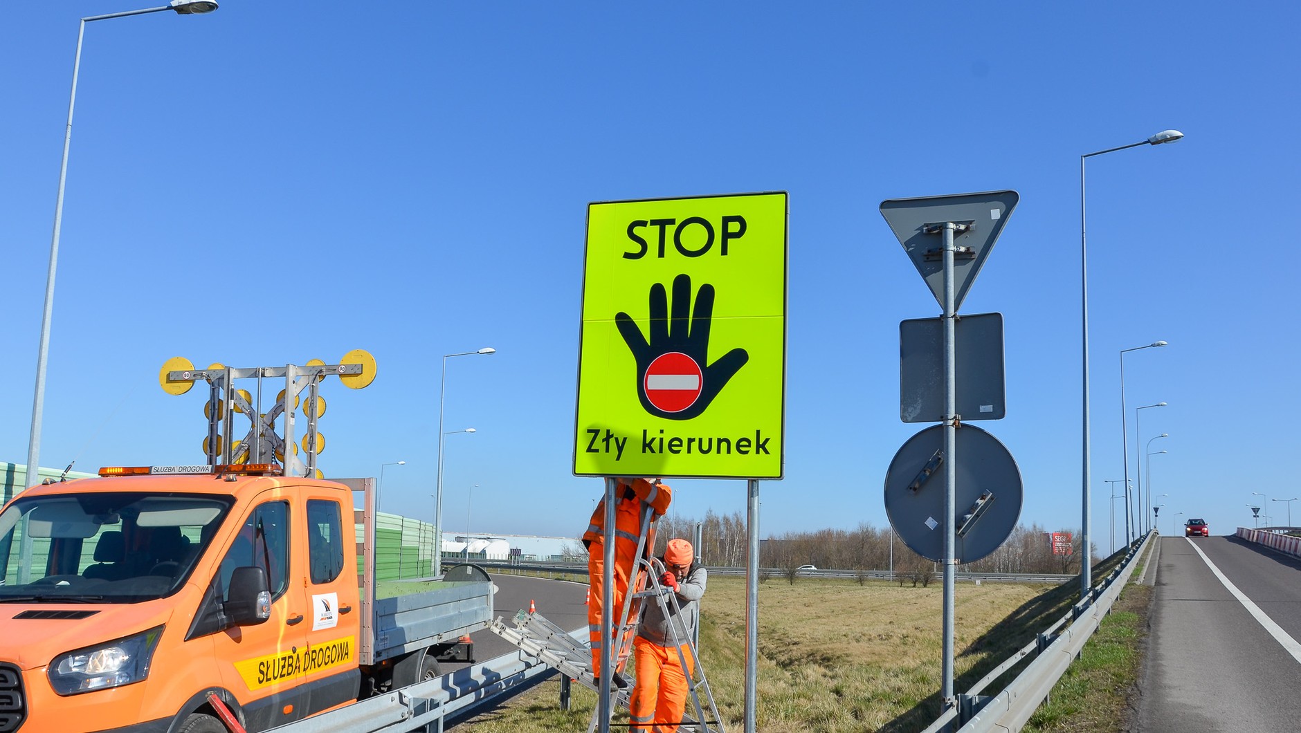 Tablica "STOP Zły kierunek" przestrzegająca przed jazdą pod prąd