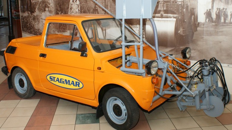 Malowanie jezdni. Maluch w wersji "Pingwin 04"