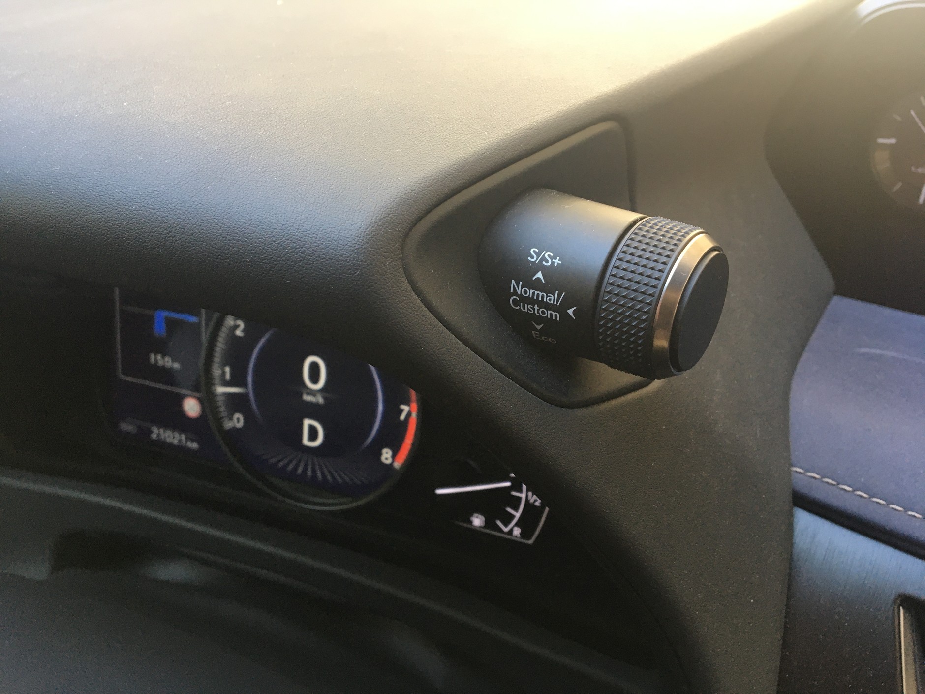 Lexus UX 200 – mało praktyczny, ale za to nieprzeciętnie ładny