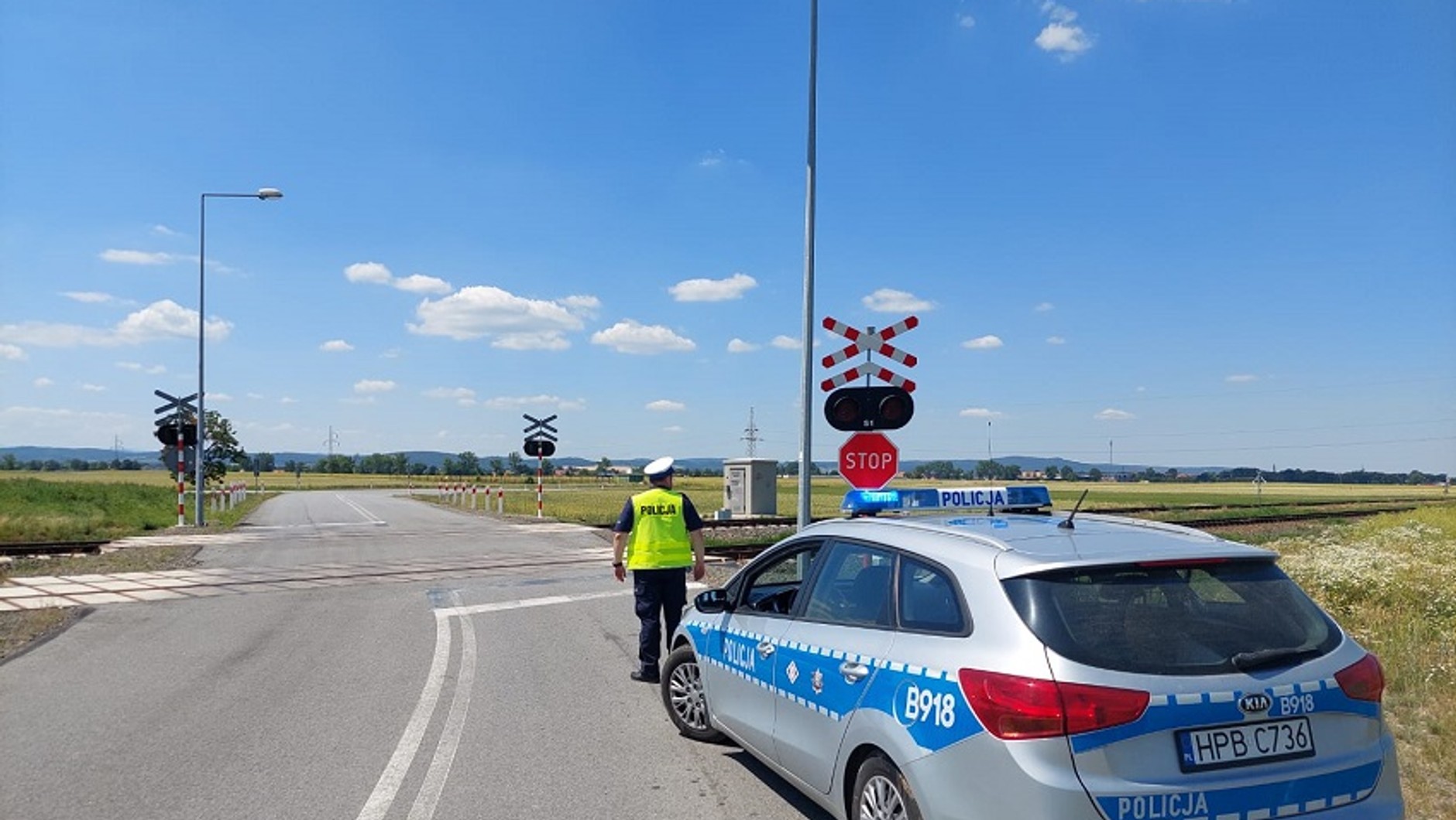 Obraz pochodzący z serwisu https://jawor.policja.gov.pl/dja/aktualnosci/bieza/118559,Uwaga-przejazd-kolejowy-Nie-ryzykuj-zyciem.html