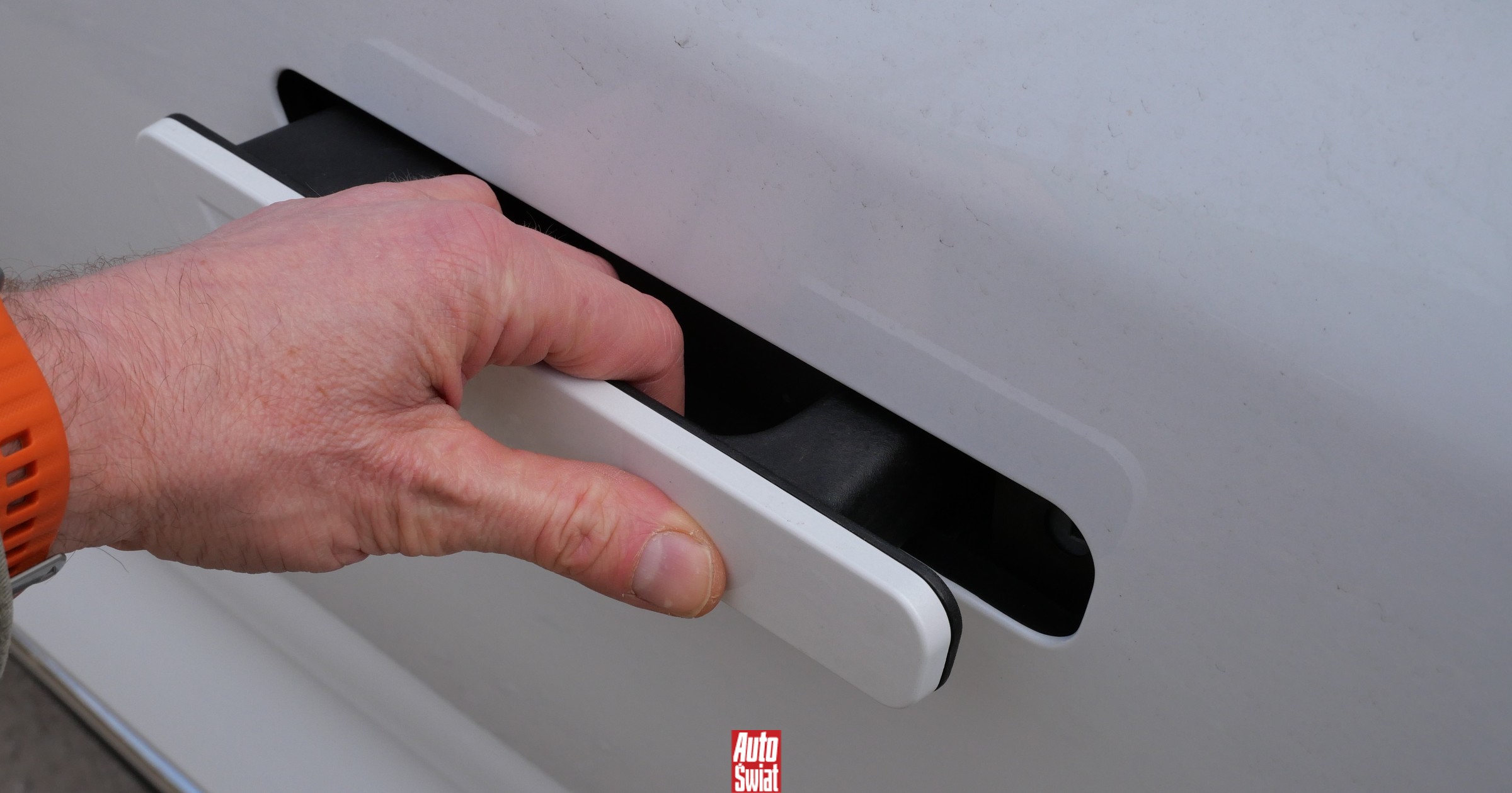 Chińczycy chcą zakazać jednego rodzaju klamek. Łamią palce. Producenci będą mieli problem