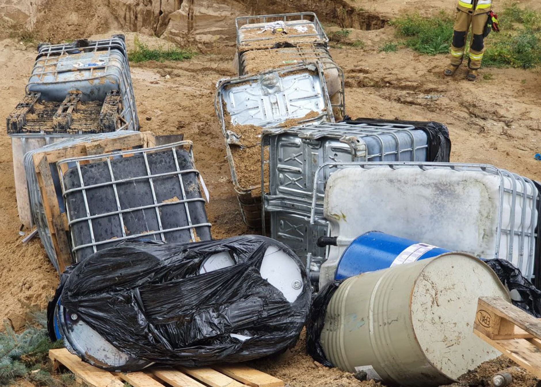 Nielegalnie przewozili i składowali niebezpieczne odpady