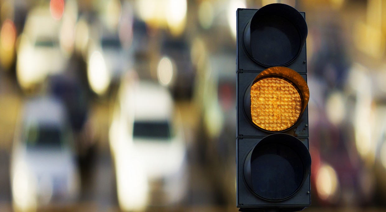 Dlaczego światła sygnalizacji migają na żółto np. w nocy?