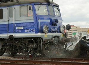 Z pociągiem nie wygrasz! Jak przejeżdżać przez tory