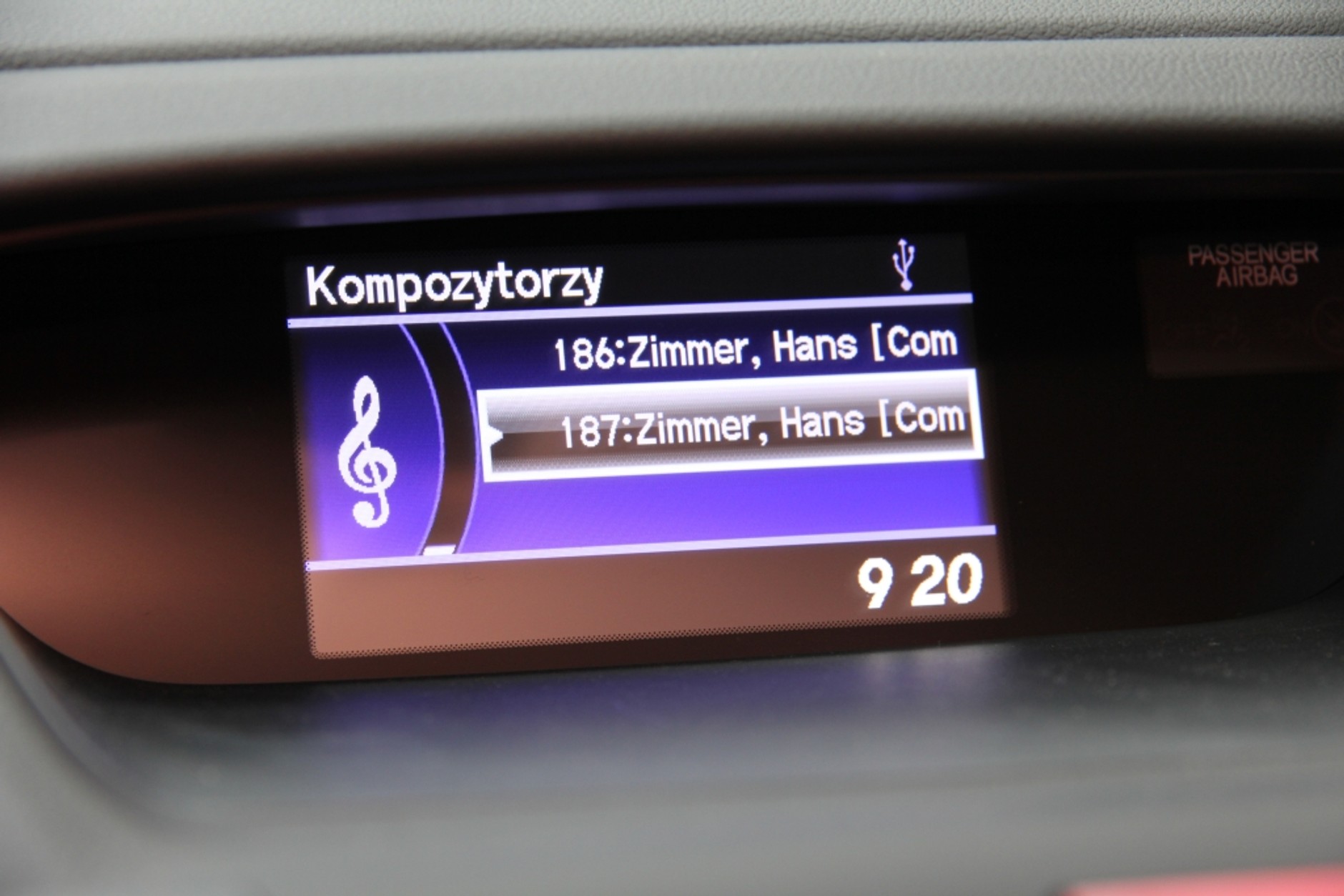 Menu wyszukiwania nagrań wg. kompozytorów w podstawowym radiu w Hondzie CRV.