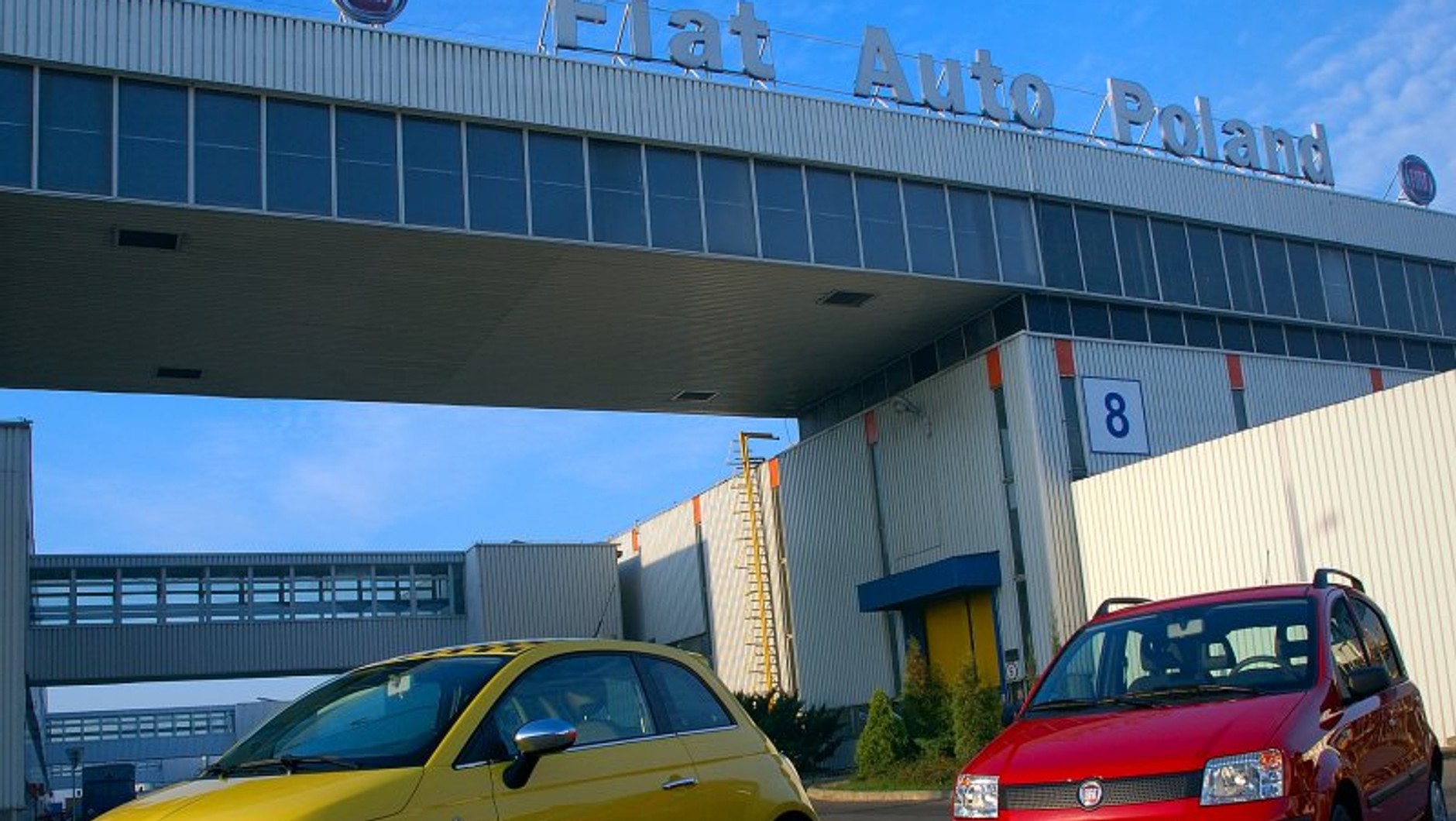 Fiaty 500 i Panda przed bramą ówczesnego zakładu Fiat Auto Poland w Tychach