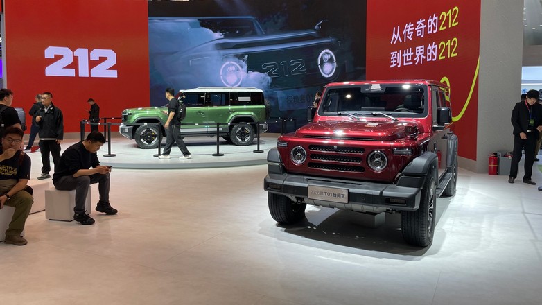 Chińskie terenówki BAW 212 na targach Auto China 2026 w Pekinie