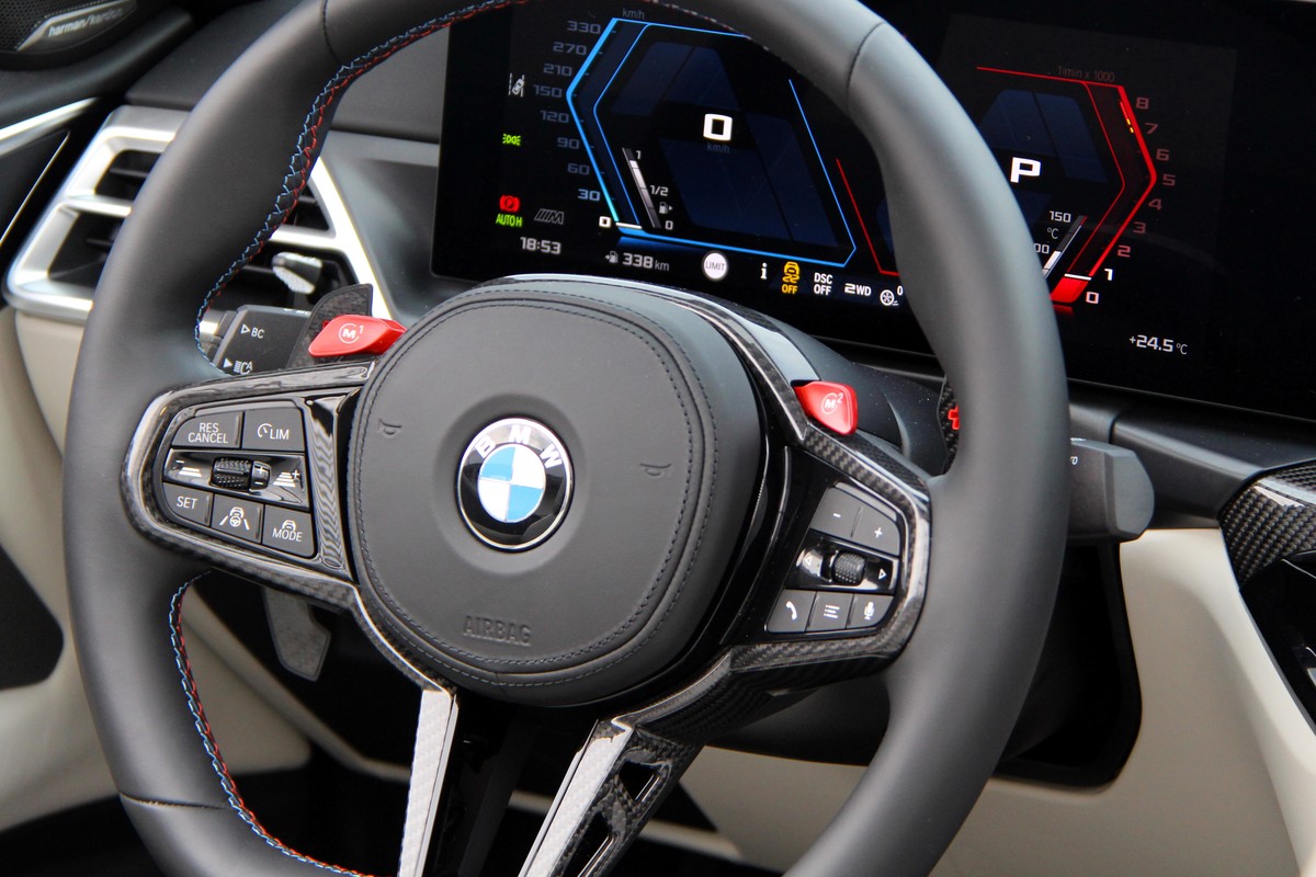 Wypadek na lotnisku. Uczestnik imprezy wjechał autem w widzów przy trasie [WIDEO]