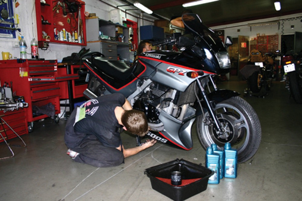 Kawasaki GPZ 500S - Do serwisu tylko na chwilę
