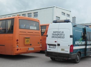 Dzieci jadą na kolonie? Lepiej sprawdzić kierowcę i autokar