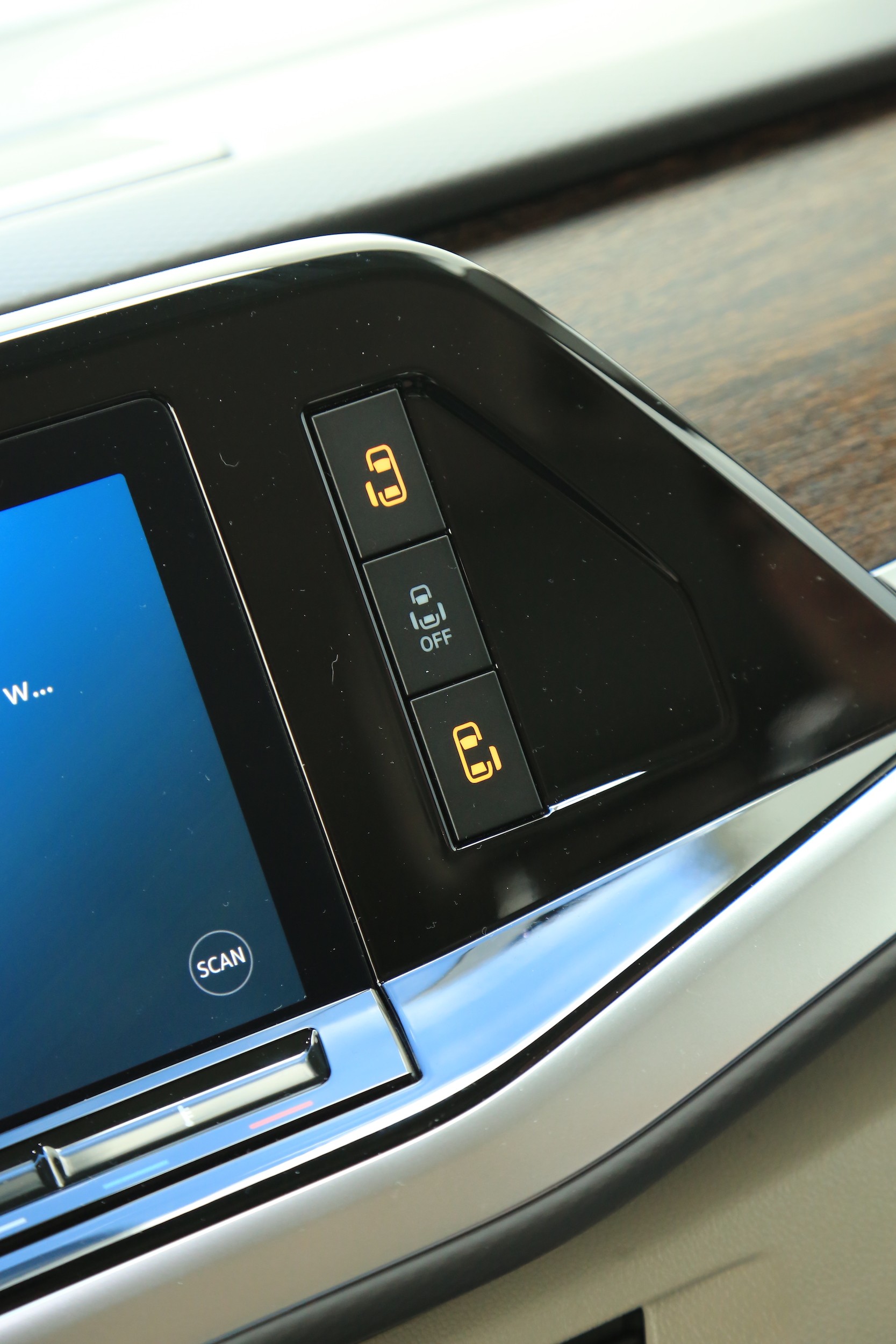 Elektrycznie przesuwane drzwi w serii. Nie warto zamawiać sterowania gestami, czyli np. ruchem stopy pod karoserią auta – łatwo o przypadkowe zamknięcie lub otwarcie. To samo tyczy się tylnej klapy.