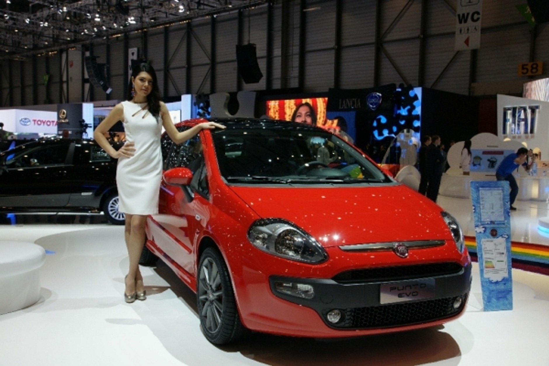 Genewa 2010: Dziewczyny z salonu samochodowego w Genewie (galeria)