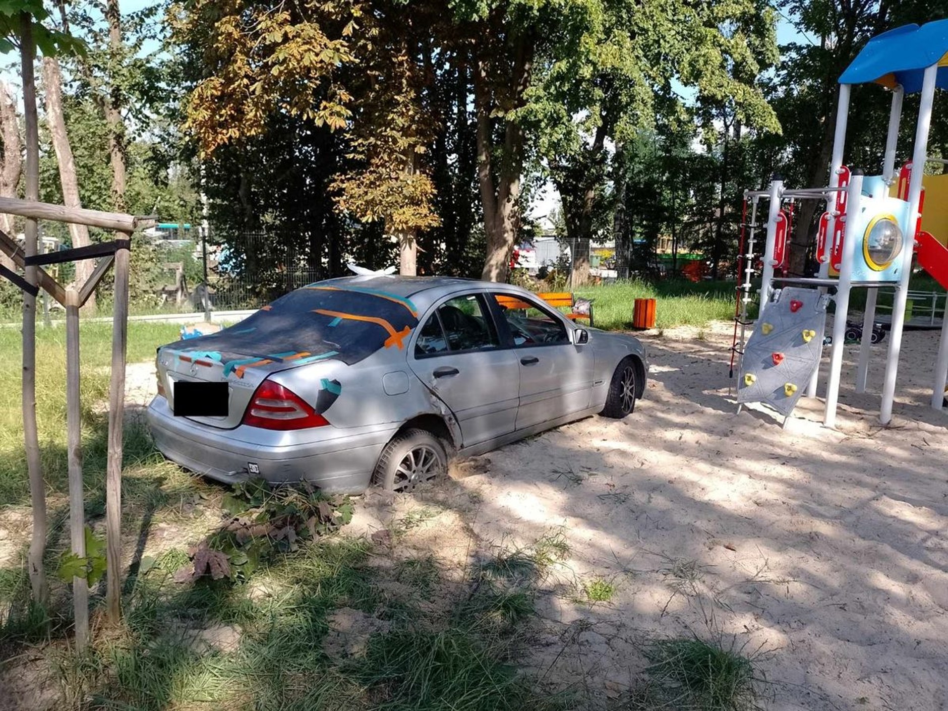 Wjechał na plac zabaw, ale zdołał już z niego wyjechać