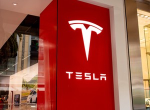 Tesla w obliczu pozwu zbiorowego za... zawyżanie przebiegu pojazdów