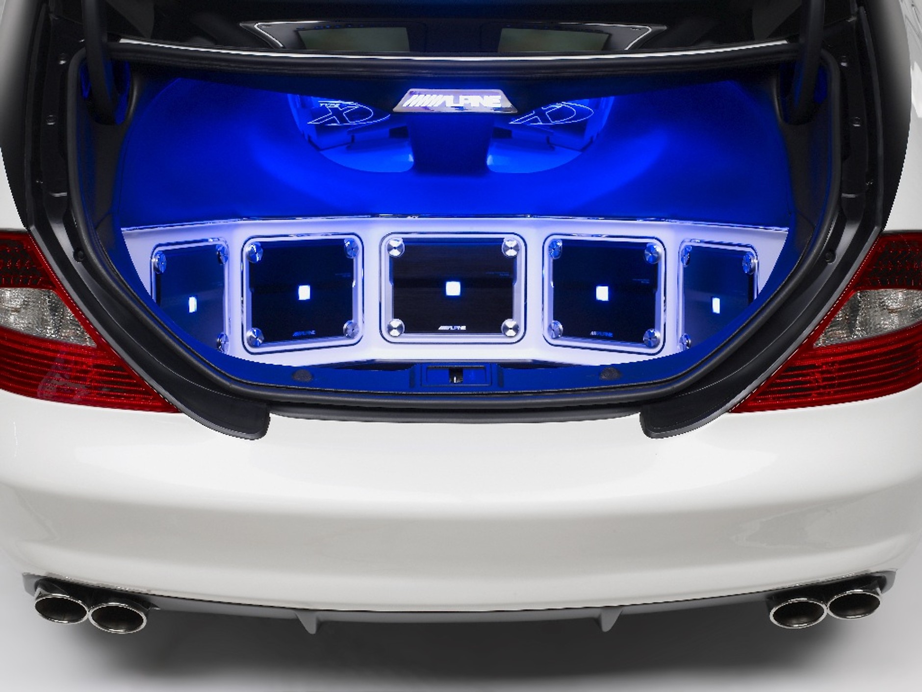 W samochodach demonstracyjnych liczy się tylko miejsce na sprzęt - szczególnie w bagażniku do rozbiórki.