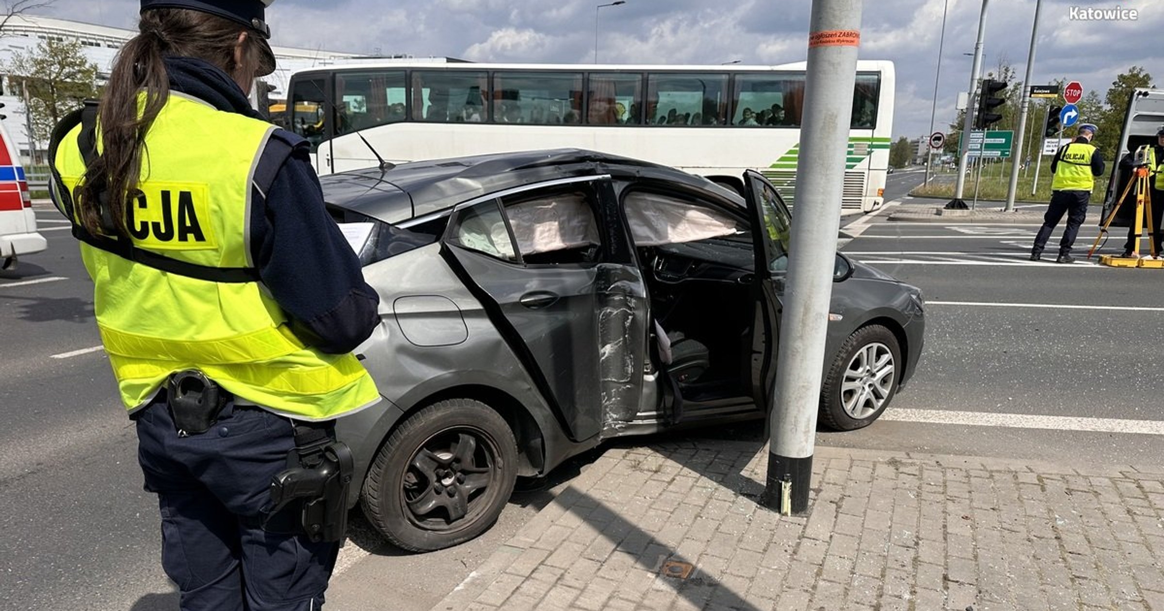 Obraz pochodzący z serwisu https://katowice.policja.gov.pl/k14/informacje/wiadomosci/384347,Wypadek-na-skrzyzowaniu.html