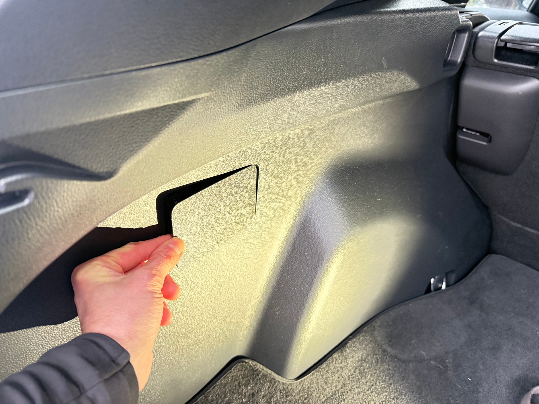 Zaślepkę należy delikatnie podważyć, uważając, by niczego nie porysować