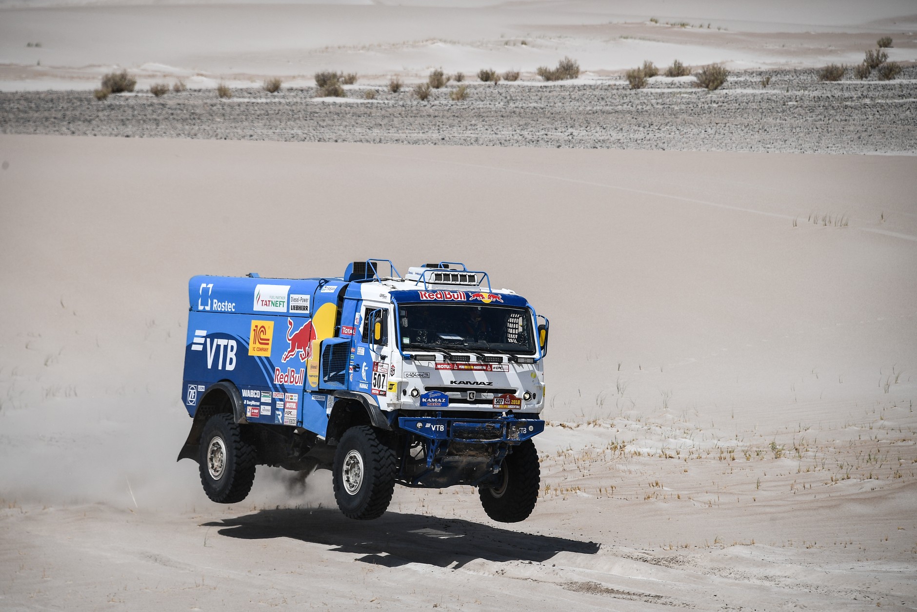 Ciężarówka Kamaz przyłapana w locie na rajdzie Dakar 2018