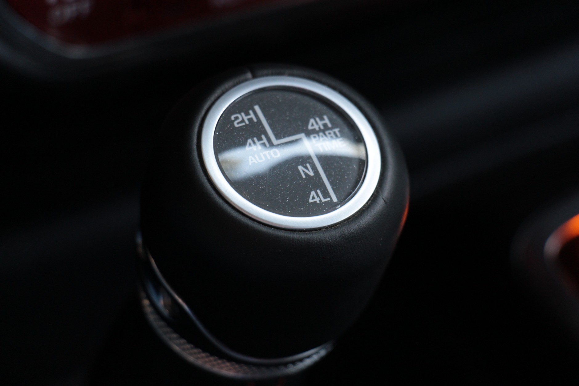 W trybie „4 L” przełożenie jest bardzo wysokie –  służy od do powolnej jazdy w ciężkim terenie.