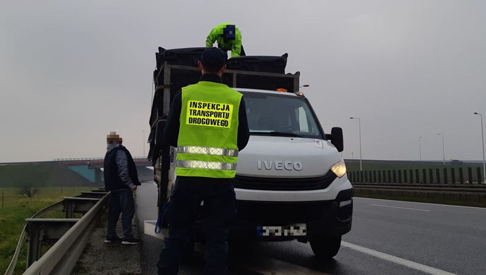 Źle zabezpieczone pojemniki zagrażały podczas transportu na S8