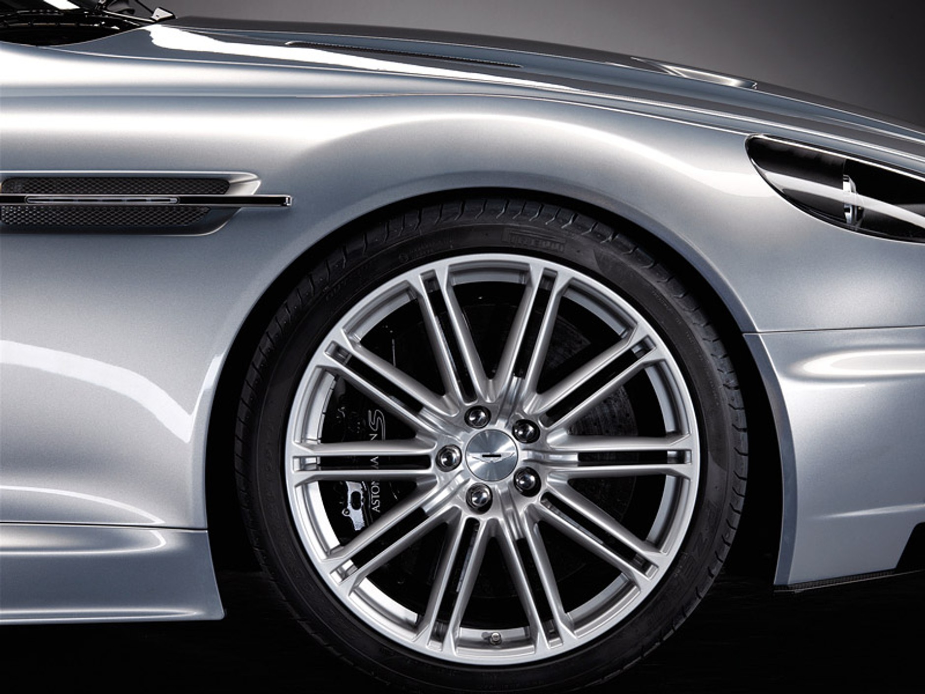 Nowy Aston Martin DBS w Pradze: oficjalne informacje i zdjęcia