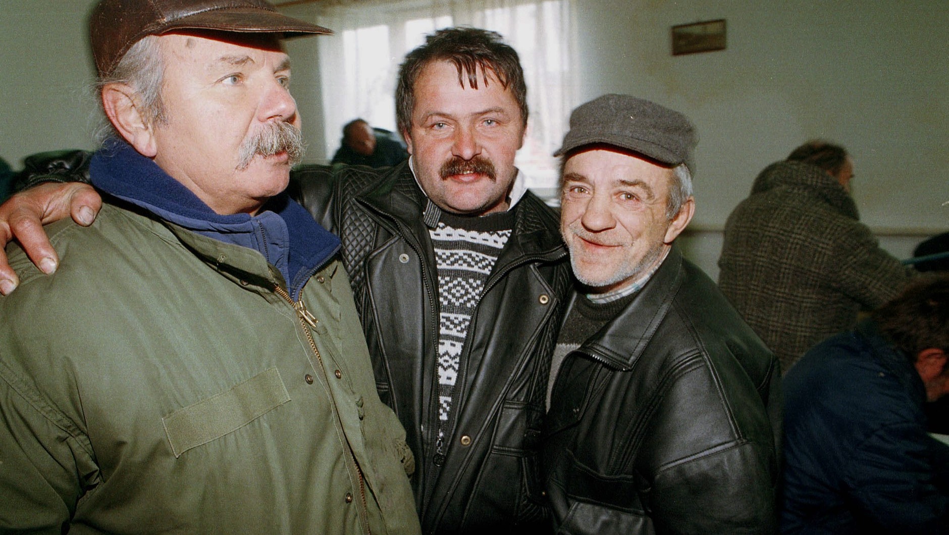 Marek Kotański (L) z grupą osób w kryzysie bezdomności, które zabrał do ośrodka z warszawskiego Dworca Wschodniego w 1997 r.