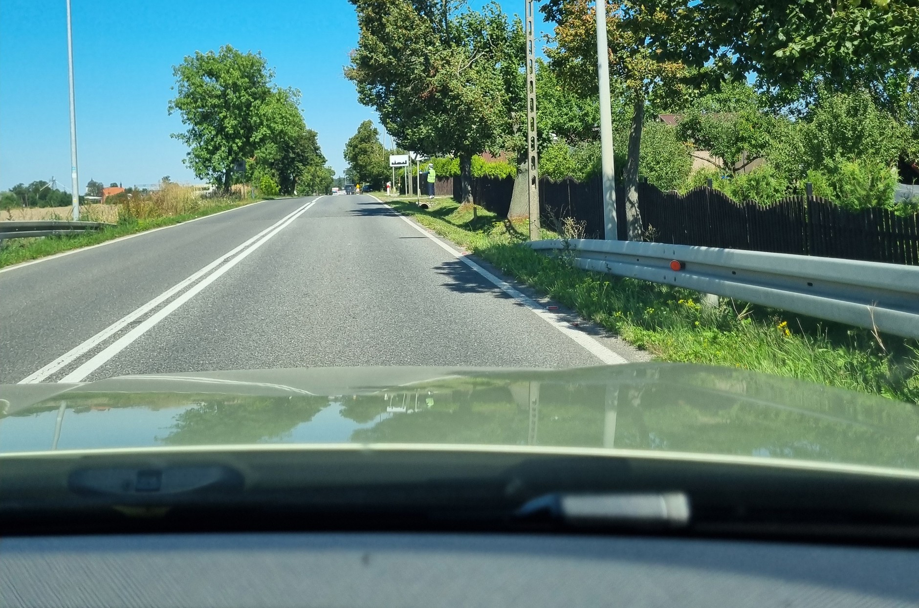 Manekin ustawiony przy drodze krajowej nr 45 pod Kluczborkiem