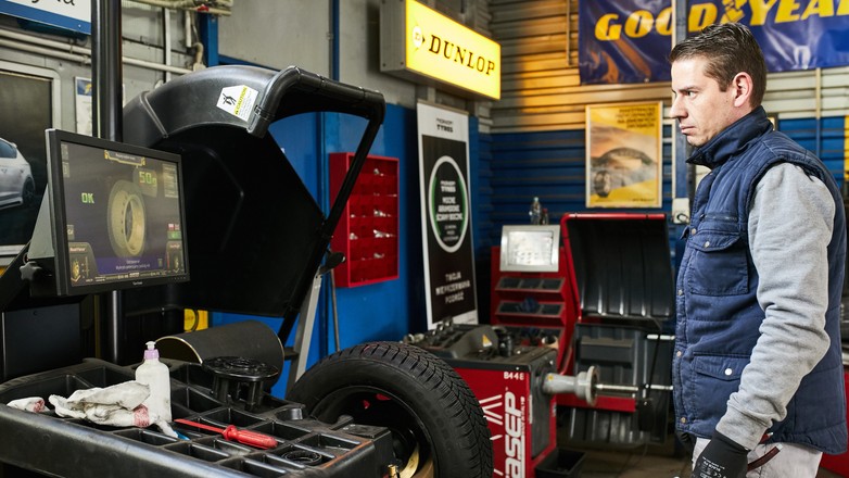 Wyważanie kół na wyważarce z testem drogowym